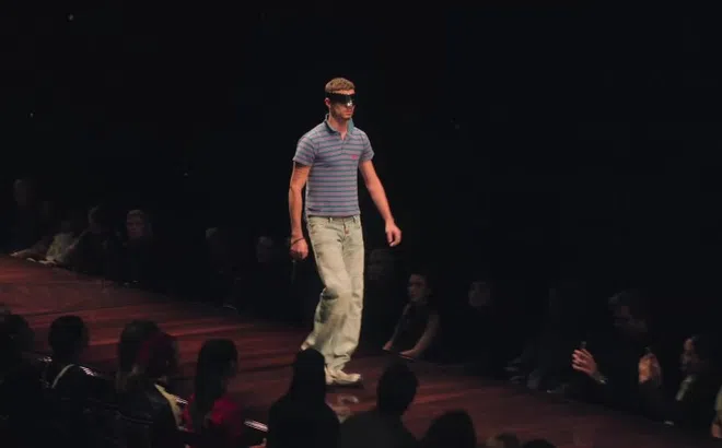 Con trai David Beckham lần đầu catwalk