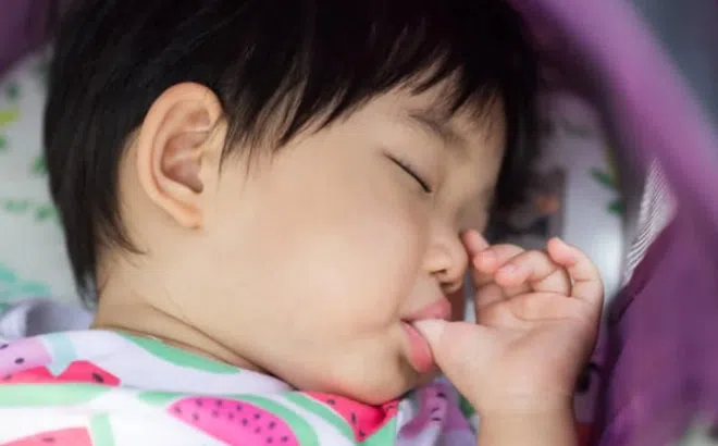 Dấu hiệu trẻ sốt mọc răng và cách khắc phục