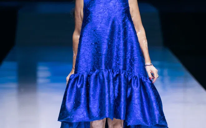 Mẹ Đỗ Mạnh Cường catwalk trong show của con trai