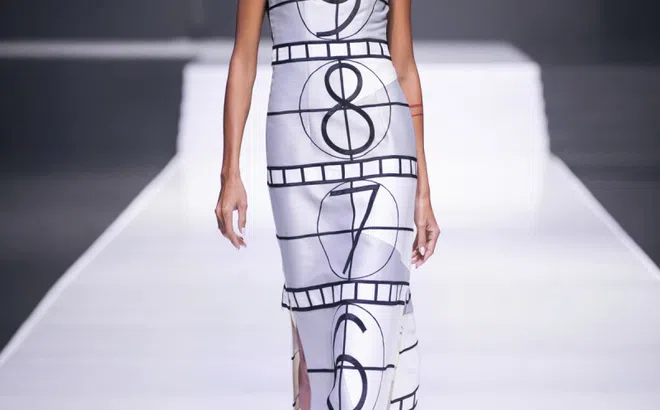 Đầm hình bỏng ngô, tượng Oscar trên sàn catwalk