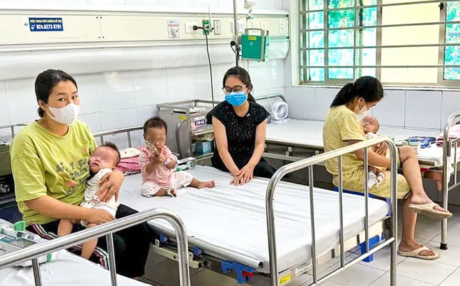 Nhiều trẻ mắc bệnh sởi chưa đến tuổi tiêm ngừa, sau miền Nam dịch bắt đầu bùng mạnh ở phía Bắc