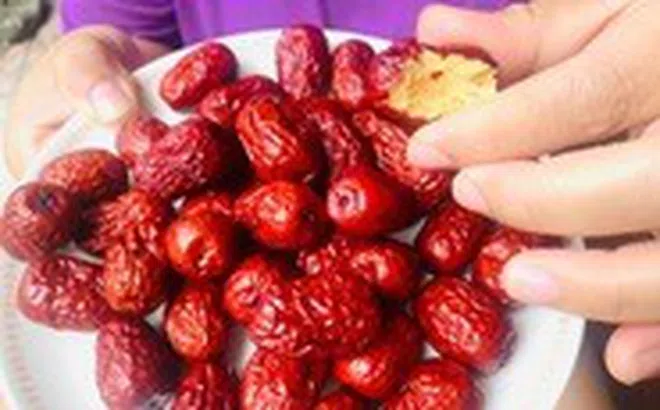 Đua theo ‘cơn sốt’ ăn táo đỏ, những ai không nên ăn?