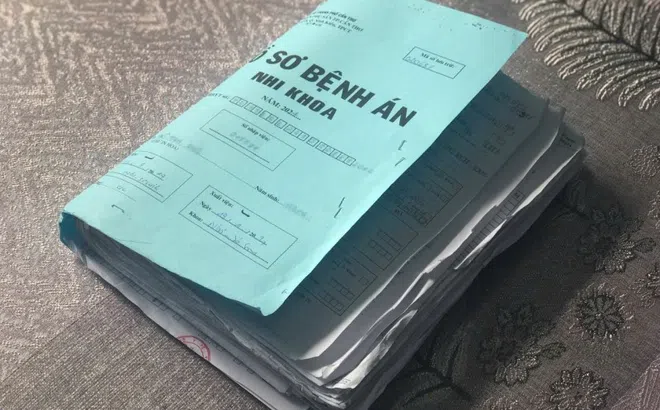Chồng hồ sơ bệnh án dày như cuốn sách của em bé sinh non