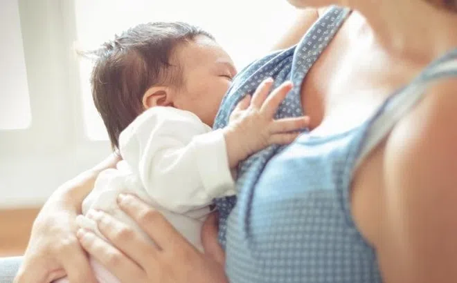 Mẹ bị thủy đậu có cho con bú được không?