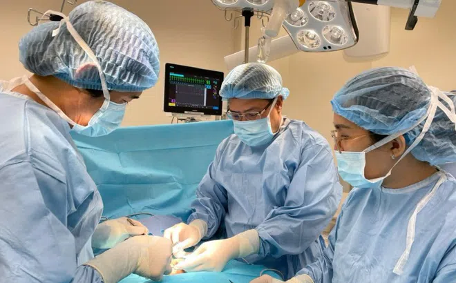 Mổ trong đêm cứu sống bé sơ sinh 2kg bị hoại tử ruột trong bụng mẹ