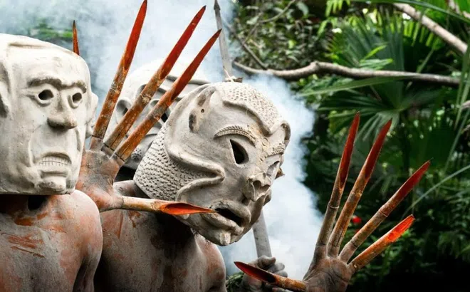 Bộ tộc người bùn mang mặt nạ kỳ dị ở Papua New Guinea