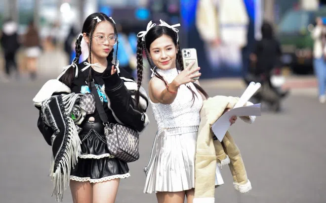 Giới trẻ Việt theo đuổi mốt trang điểm 'bling bling'