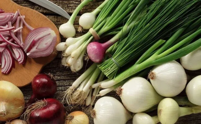 Đang thái hành, người phụ nữ đột ngột khó thở rồi hôn mê