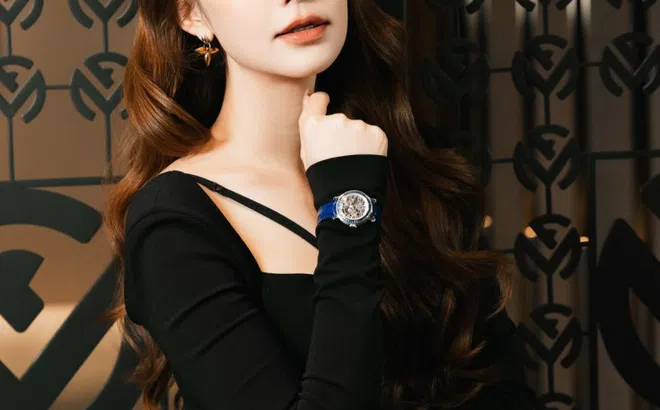Minh Hằng đeo đồng hồ Franck Muller đính 156 viên kim cương