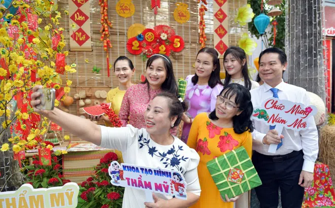 Đường hoa ngập tràn sắc xuân ở Bệnh viện Chợ Rẫy