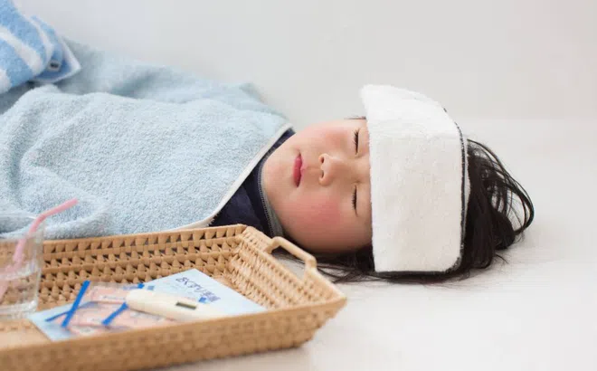 Trẻ bị sốt dùng thuốc gì?