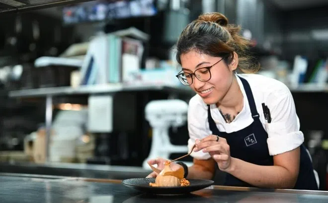 Nữ bếp trưởng trong nhà hàng ở Singapore