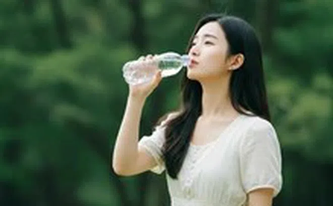 Uống nước từ chai nhựa có nguy cơ gây bệnh tim mạch và huyết áp cao?