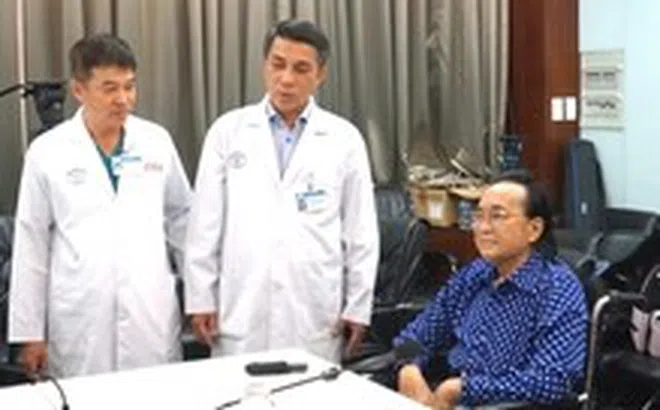 Nghệ sĩ cải lương Thanh Tuấn hát cảm ơn bác sĩ Bệnh viện Chợ Rẫy