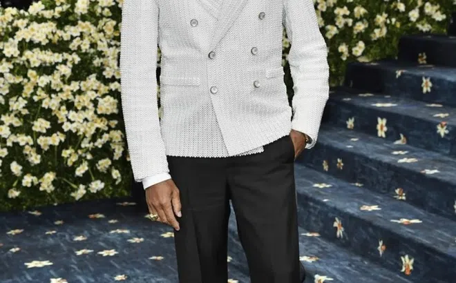 Pharrell Williams mặc blazer đính 100.000 viên ngọc trai