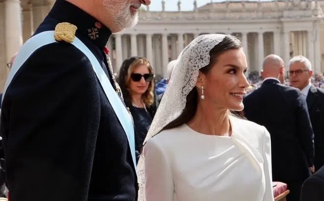 Hoàng hậu Tây Ban Nha ghi điểm khi diện đồ trắng