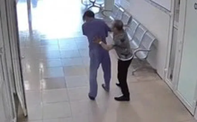 Bị đâm thủng bụng phải vào nằm viện lại tiếp tục bị hành hung