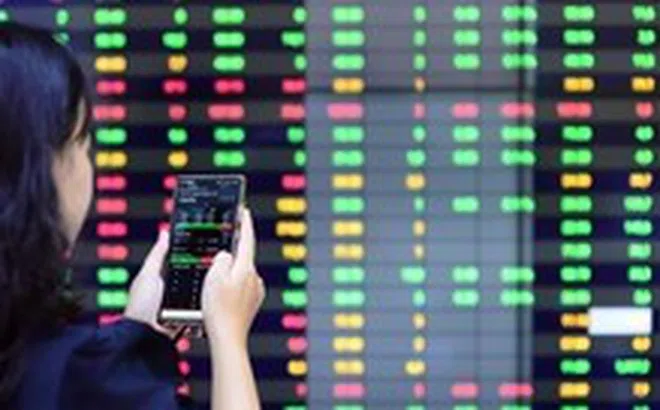 Tin tức sáng 26-5: Loạt cổ phiếu bị hạn chế giao dịch; Ca COVID-19 tăng ở Hà Nội