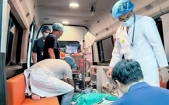 Bé gái sốc tim cấp, bác sĩ vượt 100 km mang máy ECMO đến cứu