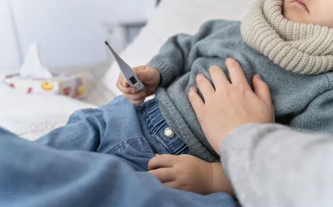 Có nên dùng miếng dán hạ sốt khi bị sốt?