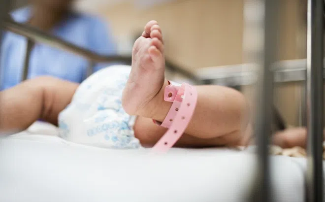 Bé sơ sinh chống chọi với vi khuẩn 'tử thần'