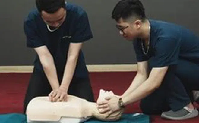 Bị điện giật ngừng tim dưới hồ cá koi, được hàng xóm cứu sống nhờ ép tim