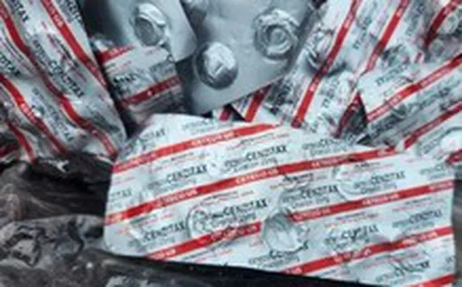 Đà Nẵng phát hiện nhiều vỉ thuốc còn hạn sử dụng bị bỏ lại ven đường