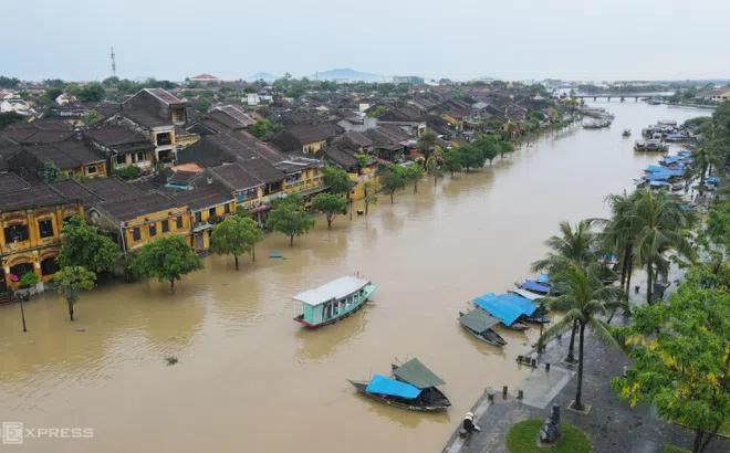 Hội An ngập giữa mùa hè, du khách lội nước đi tham quan