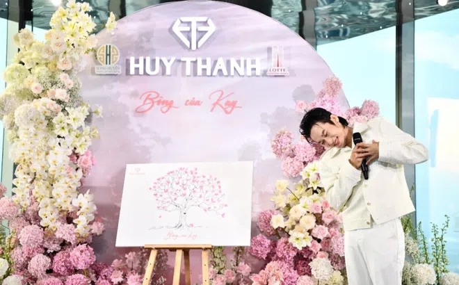 Fansign đầu tiên của Kay Trần ở Hà Nội ngập hoa, trang sức vàng