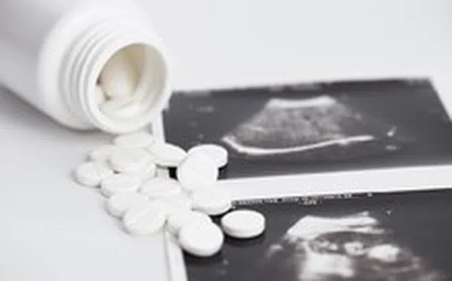 Tăng cân, mặt tròn như mặt trăng, da mỏng đi, có thể bạn đã mắc hội chứng Cushing