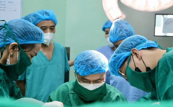 Bé gái 10 tuổi có hai tử cung, một quả thận