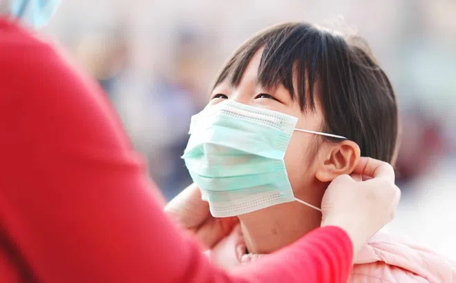 Tay chân miệng gia tăng khi giao mùa, làm gì để phòng bệnh cho trẻ?