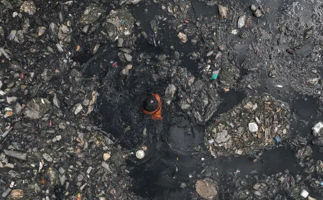 Ngâm mình vớt rác trong nước đen, nhiều người bị bệnh da nguy hiểm