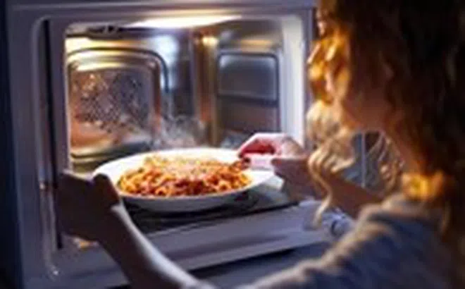 Lò vi sóng tạo ra bức xạ, có gây hại khi hâm thức ăn?