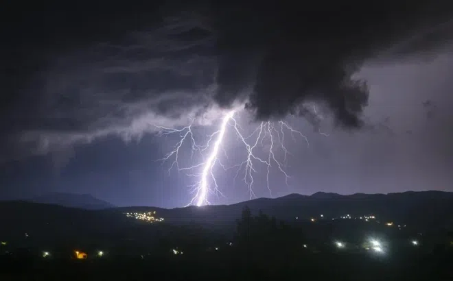 Bị sét đánh, người phụ nữ ở Hải Phòng chảy máu não, nguy kịch