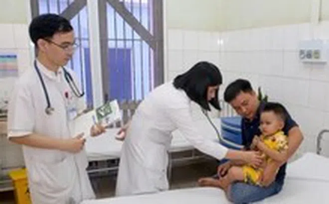 Bé trai 2 tuổi ngã xuống hồ cá koi được cứu sống thần kỳ