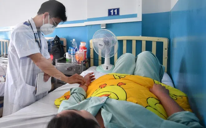 Chỉ sau 4 ngày sốt, chàng trai 28 tuổi không qua khỏi