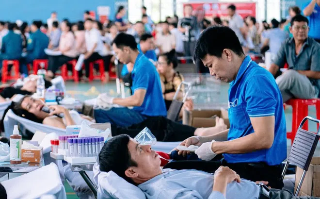 Câu chuyện cảm động trên hành trình 260km mang máu khẩn trương cứu người