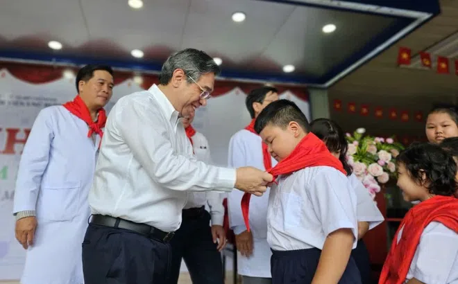 Buổi khai giảng khác lạ giữa sân Bệnh viện Ung Bướu TP.HCM