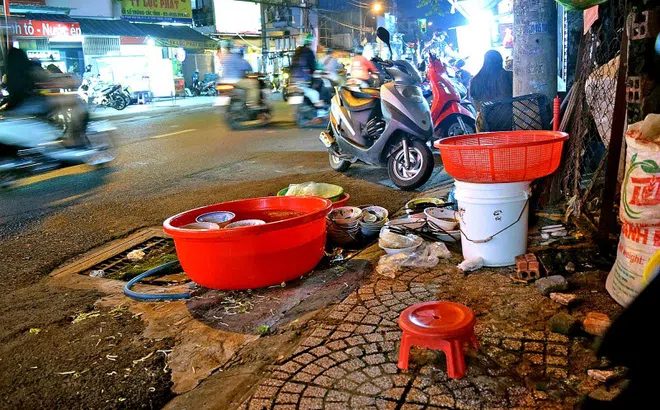 Đũa có mùi mốc, vật dụng còn chất tẩy rửa, cần mạnh tay với hàng quán mất an toàn vệ sinh thực phẩm