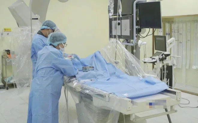 Máu phun thành tia dữ dội trong phổi người đàn ông