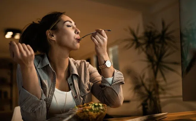 Điều gì xảy ra khi thường xuyên ăn tối muộn?