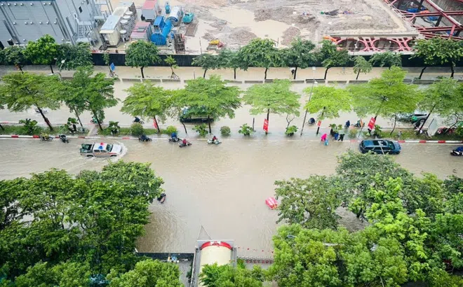 Đường ngập sâu, CSGT bế bệnh nhân ung thư máu đến viện