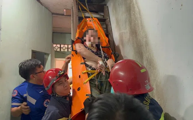 Cảnh sát chữa cháy TP.HCM giải cứu người phụ nữ hơn 100kg sốt cao trên gác xép