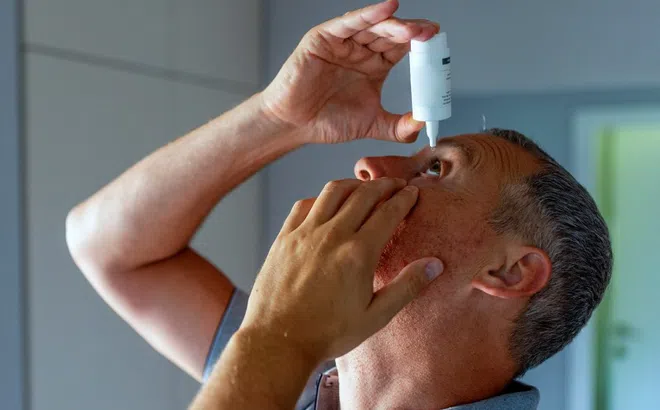 Tự chữa đau mắt, người đàn ông trả giá nặng nề