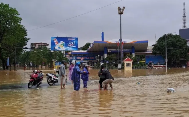 Không kịp đến bệnh viện, sản phụ ở Huế đẻ rơi giữa dòng lũ