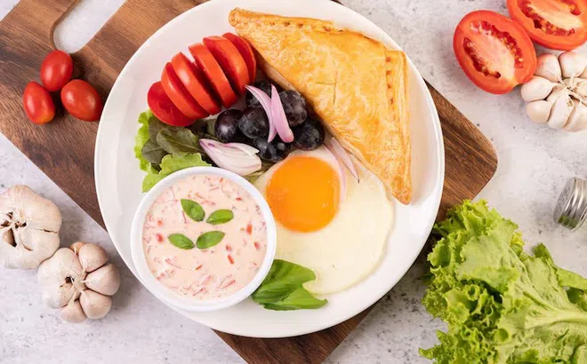 Bỏ bữa sáng và ăn tối muộn gây hại cho xương đến mức nào?