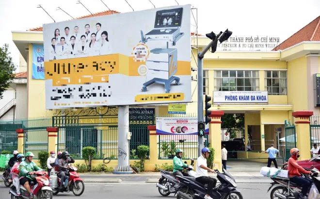 Viện Pasteur TP.HCM 'kêu cứu' vì di tích 134 tuổi chìm trong bảng quảng cáo và rác