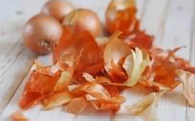 Vì sao không nên vứt bỏ vỏ hành tây?